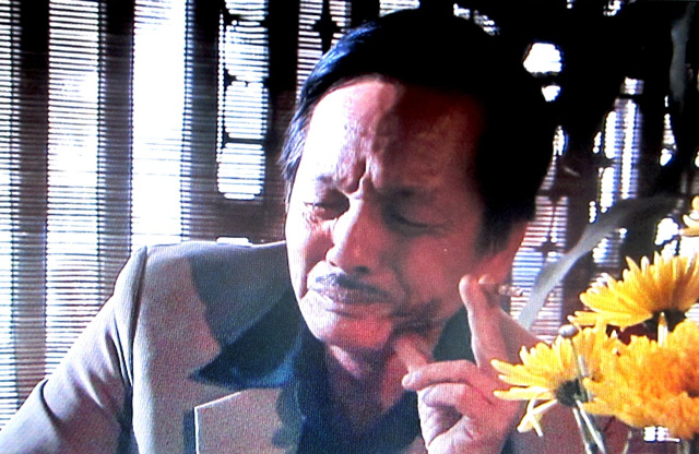 The owner of the Lộc Vàng café listening to the song “Autumn Raindrops” in the film “Resounding Melodies of the Ages, Part III”.