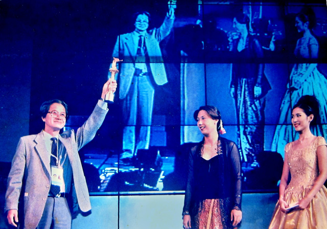 Trần Văn Thủy accepting an award for “The Sound of a Violin” at the Golden Crane Awards.