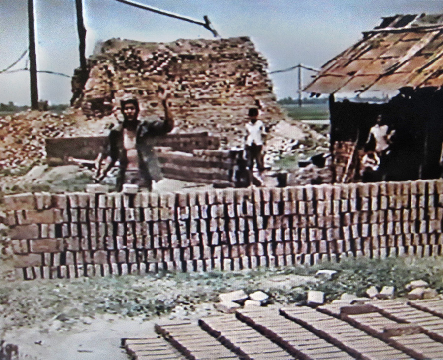 Brick workers shouting at Trần Văn Thủy’s film crew.